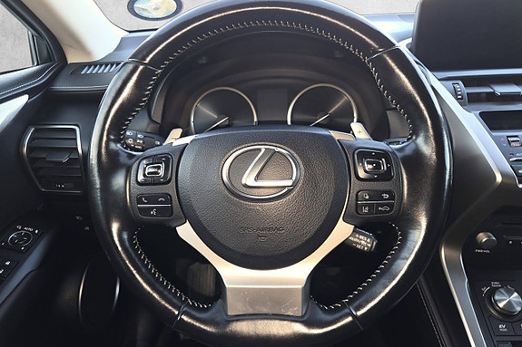 Lexus NX300h 24 of 30