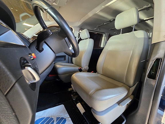 Volkswagen Caravelle 9 of 30