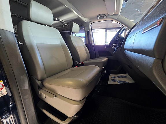 Volkswagen Caravelle 10 of 30