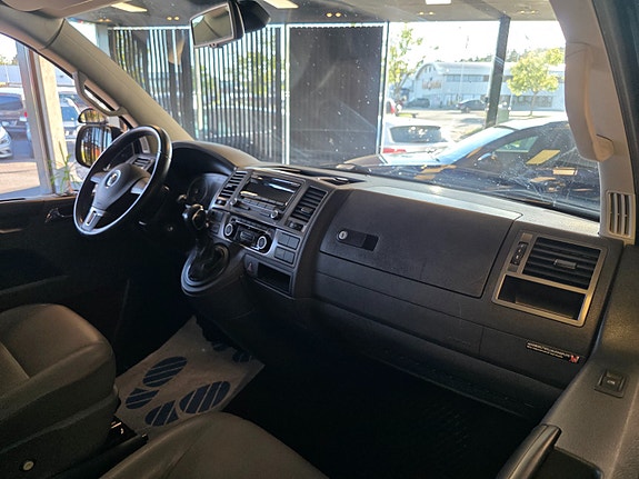 Volkswagen Caravelle 8 of 30