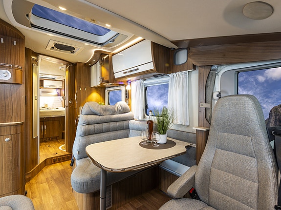 Hymer ML I 630 på Mercedes. Tilhengerfeste, sykkelstativ, solcelle, ALDE, Queenbed, senkeseng, elektrisk tømming av vann mm 5 of 26