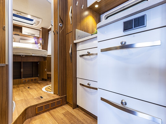 Hymer ML I 630 på Mercedes. Tilhengerfeste, sykkelstativ, solcelle, ALDE, Queenbed, senkeseng, elektrisk tømming av vann mm 9 of 26
