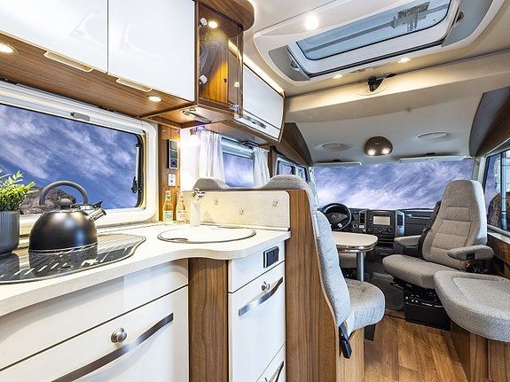 Hymer ML I 630 på Mercedes. Tilhengerfeste, sykkelstativ, solcelle, ALDE, Queenbed, senkeseng, elektrisk tømming av vann mm 8 of 26