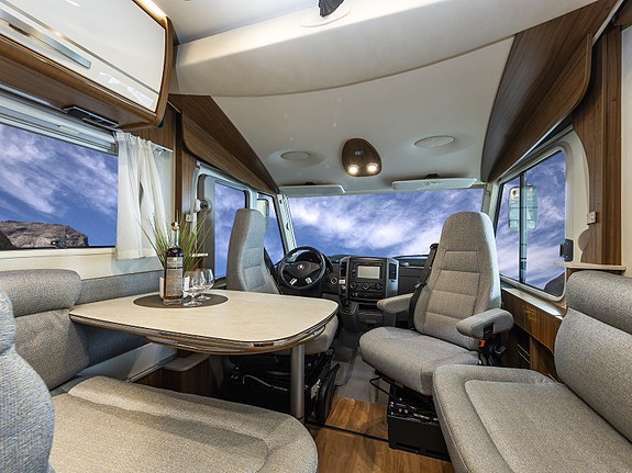 Hymer ML I 630 på Mercedes. Tilhengerfeste, sykkelstativ, solcelle, ALDE, Queenbed, senkeseng, elektrisk tømming av vann mm 7 of 26