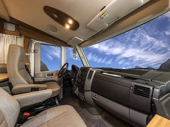 Hymer ML I 630 på Mercedes. Tilhengerfeste, sykkelstativ, solcelle, ALDE, Queenbed, senkeseng, elektrisk tømming av vann mm 19 of 26
