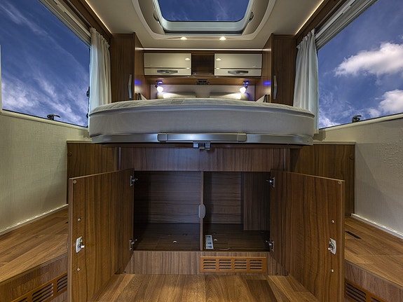 Hymer ML I 630 på Mercedes. Tilhengerfeste, sykkelstativ, solcelle, ALDE, Queenbed, senkeseng, elektrisk tømming av vann mm 16 of 26