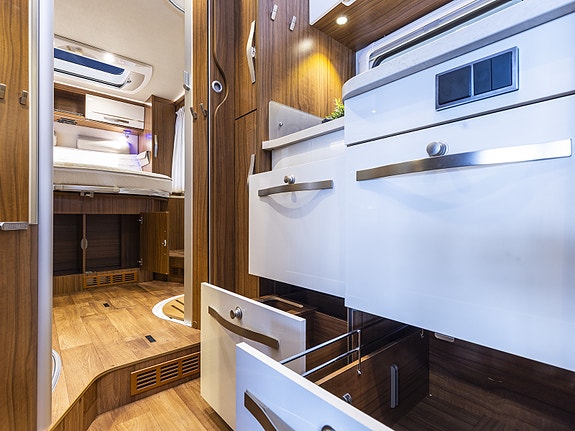 Hymer ML I 630 på Mercedes. Tilhengerfeste, sykkelstativ, solcelle, ALDE, Queenbed, senkeseng, elektrisk tømming av vann mm 10 of 26