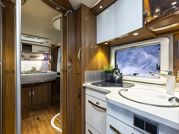 Hymer ML I 630 på Mercedes. Tilhengerfeste, sykkelstativ, solcelle, ALDE, Queenbed, senkeseng, elektrisk tømming av vann mm 12 of 26