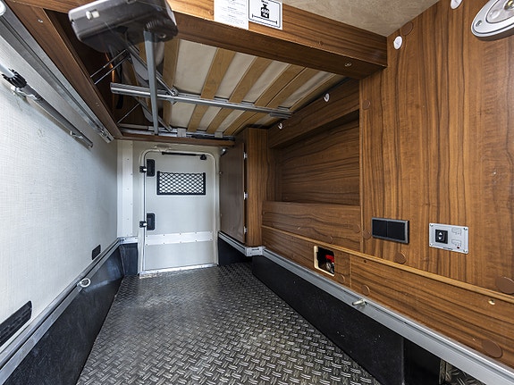 Hymer ML I 630 på Mercedes. Tilhengerfeste, sykkelstativ, solcelle, ALDE, Queenbed, senkeseng, elektrisk tømming av vann mm 18 of 26