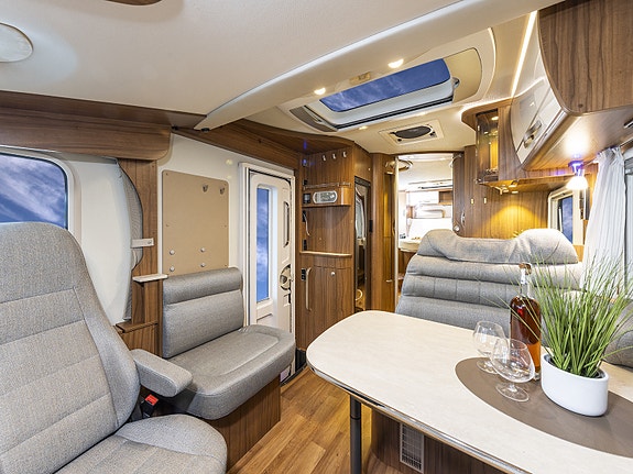 Hymer ML I 630 på Mercedes. Tilhengerfeste, sykkelstativ, solcelle, ALDE, Queenbed, senkeseng, elektrisk tømming av vann mm 6 of 26