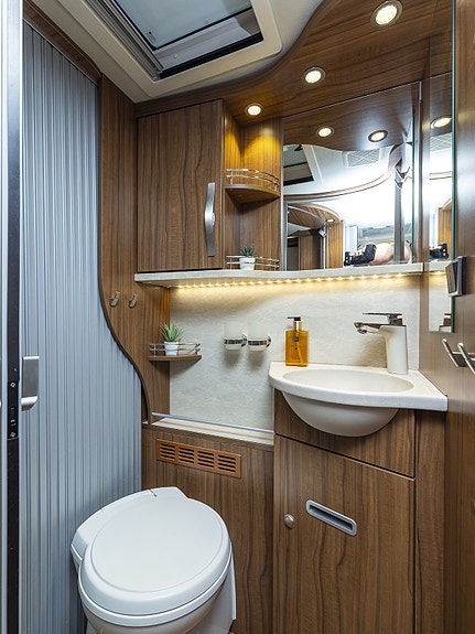 Hymer ML I 630 på Mercedes. Tilhengerfeste, sykkelstativ, solcelle, ALDE, Queenbed, senkeseng, elektrisk tømming av vann mm 13 of 26