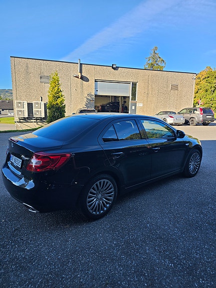 Suzuki Kizashi 2 of 19
