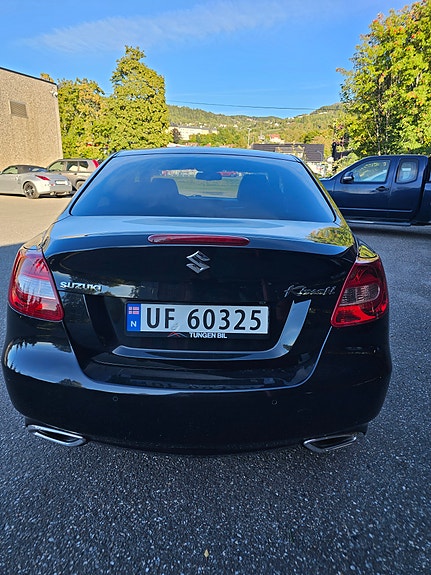 Suzuki Kizashi 4 of 19