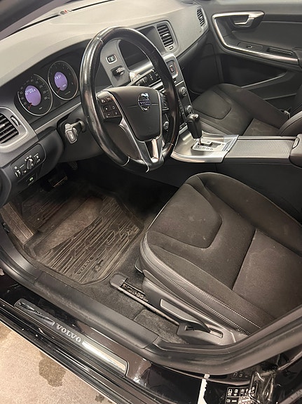 Volvo V60 2 of 16