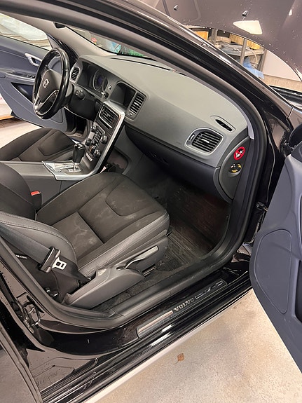 Volvo V60 7 of 16