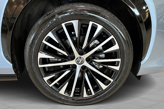 Lexus RZ450e 18 of 19