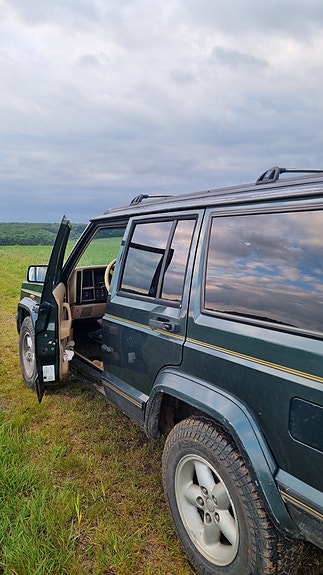 Jeep Cherokee 2 of 12
