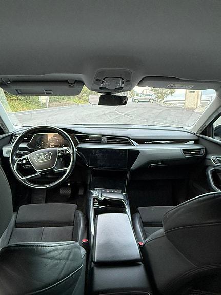 Audi e-tron 10 of 14
