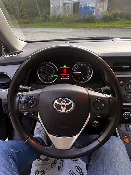 Toyota Auris 8 of 13