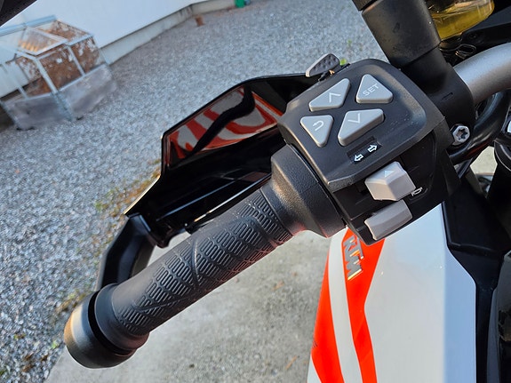 KTM 1290 Super Duke GT 24 of 30