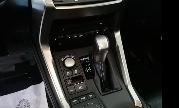 Lexus NX300h 10 of 21