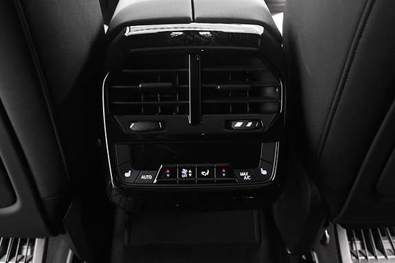 BMW iX 23 of 30