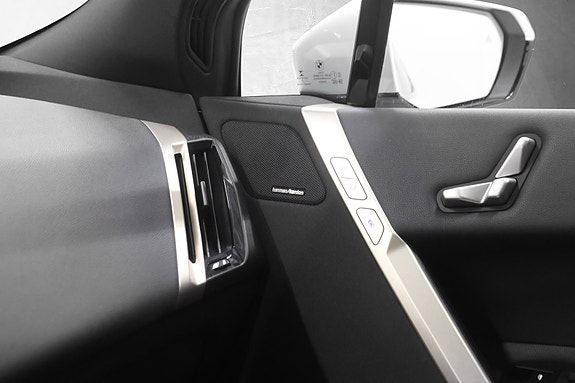 BMW iX 17 of 30
