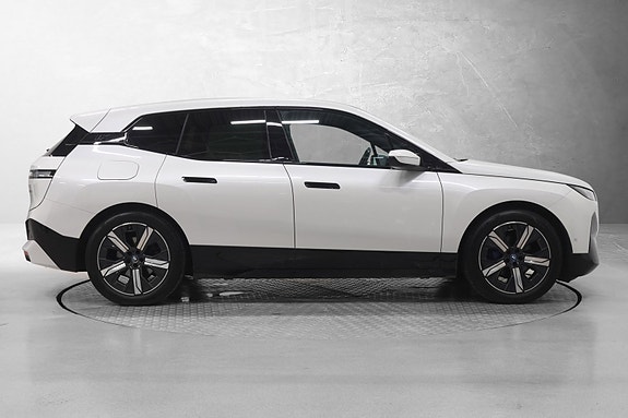 BMW iX 8 of 30