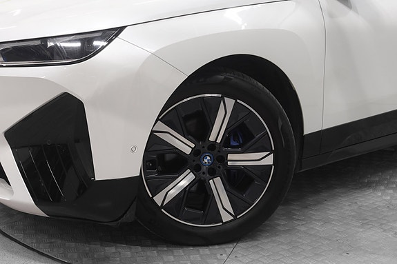 BMW iX 5 of 30