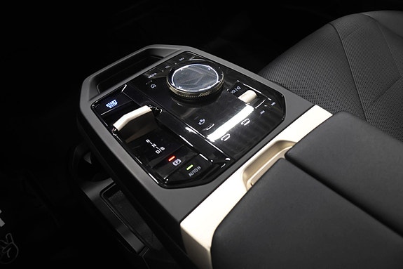 BMW iX 18 of 30