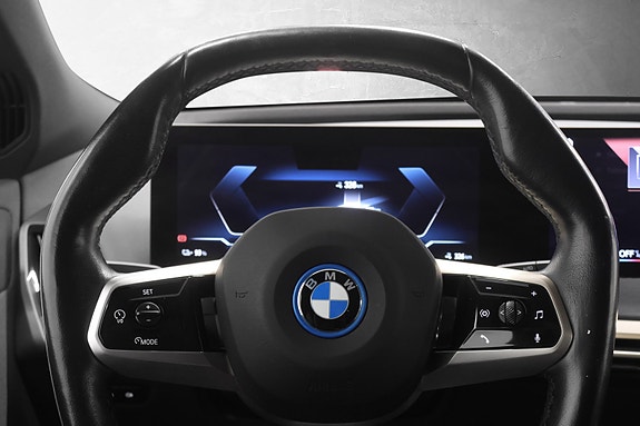 BMW iX 12 of 30