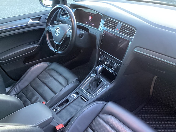 Volkswagen e-Golf VII 14 of 17