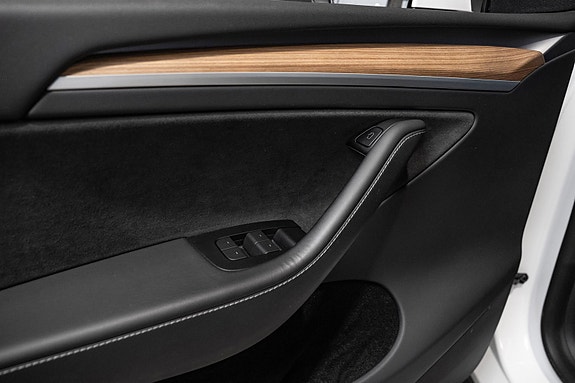 Tesla Model Y 28 of 29