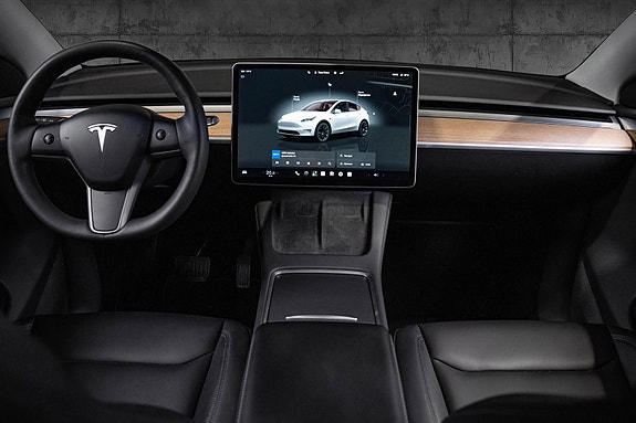 Tesla Model Y 17 of 29