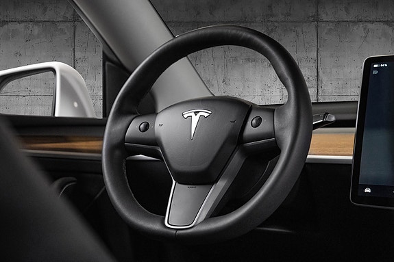 Tesla Model Y 18 of 29