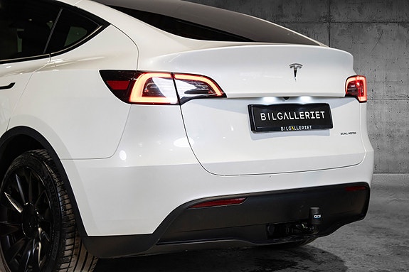 Tesla Model Y 7 of 29