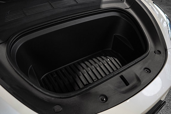 Tesla Model Y 3 of 29