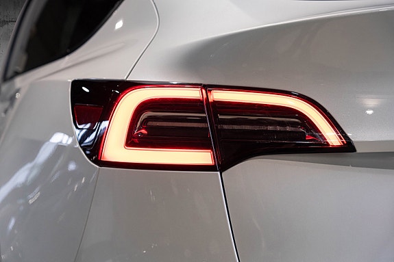 Tesla Model Y 11 of 29