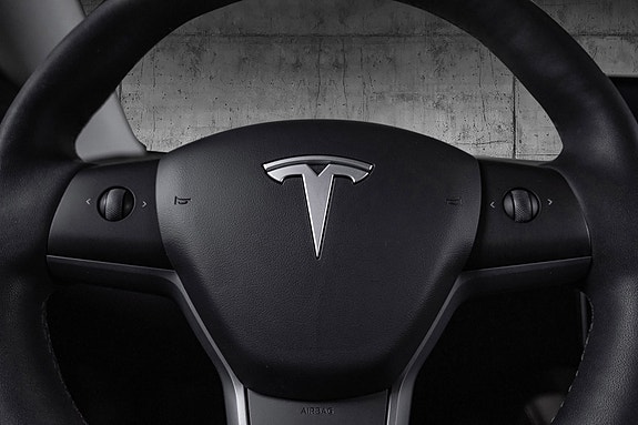 Tesla Model Y 20 of 29