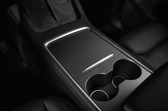 Tesla Model Y 21 of 29