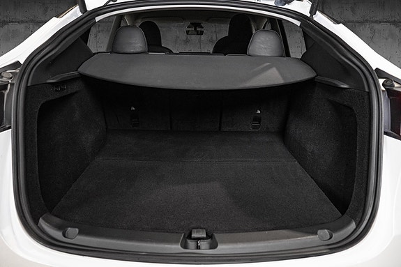 Tesla Model Y 9 of 29