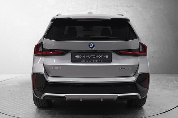 BMW iX1 8 of 30