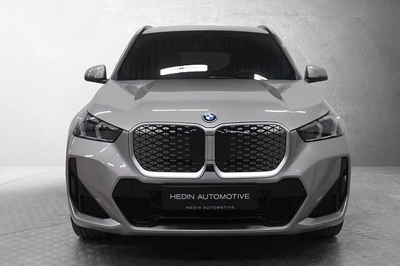 BMW iX1 2 of 30