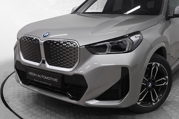 BMW iX1 3 of 30