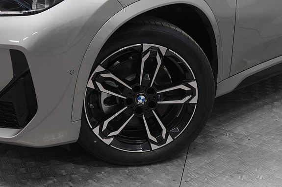 BMW iX1 5 of 30