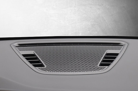 BMW iX1 23 of 30