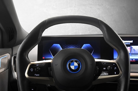 BMW iX 11 of 30