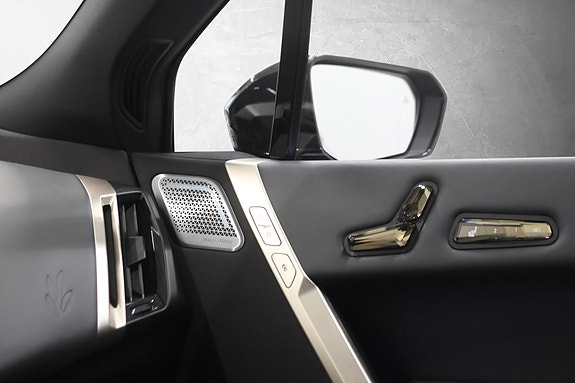 BMW iX 17 of 30