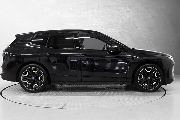 BMW iX 9 of 30