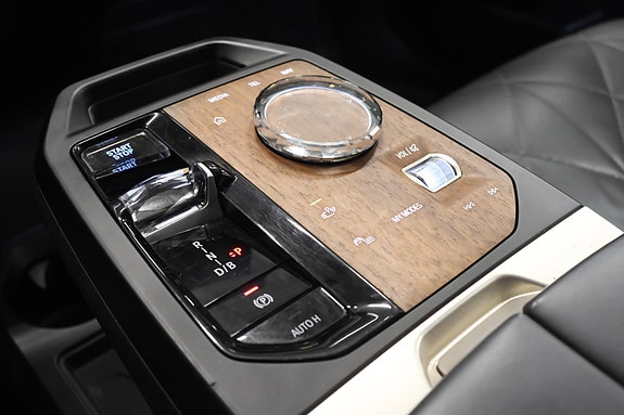 BMW iX 18 of 30